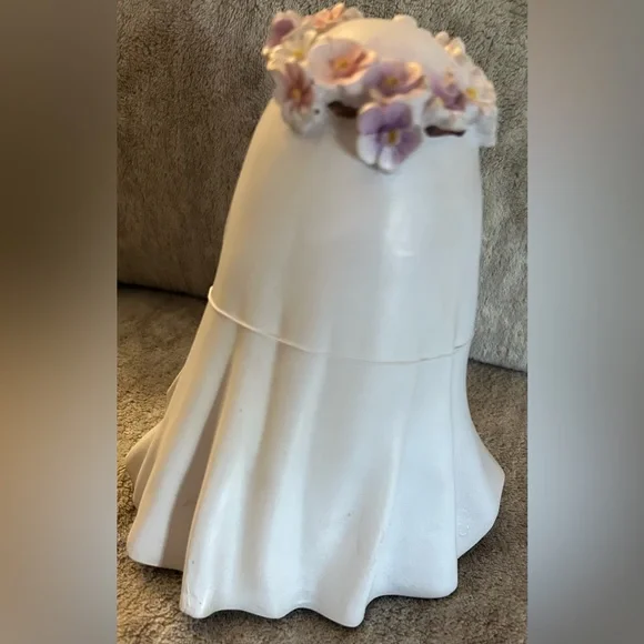 GOBLIN & GHOUL Ghost Girl W Flower Crown Walking Dog Figurine Tabletop Decor NWT - Picture 5 of 5